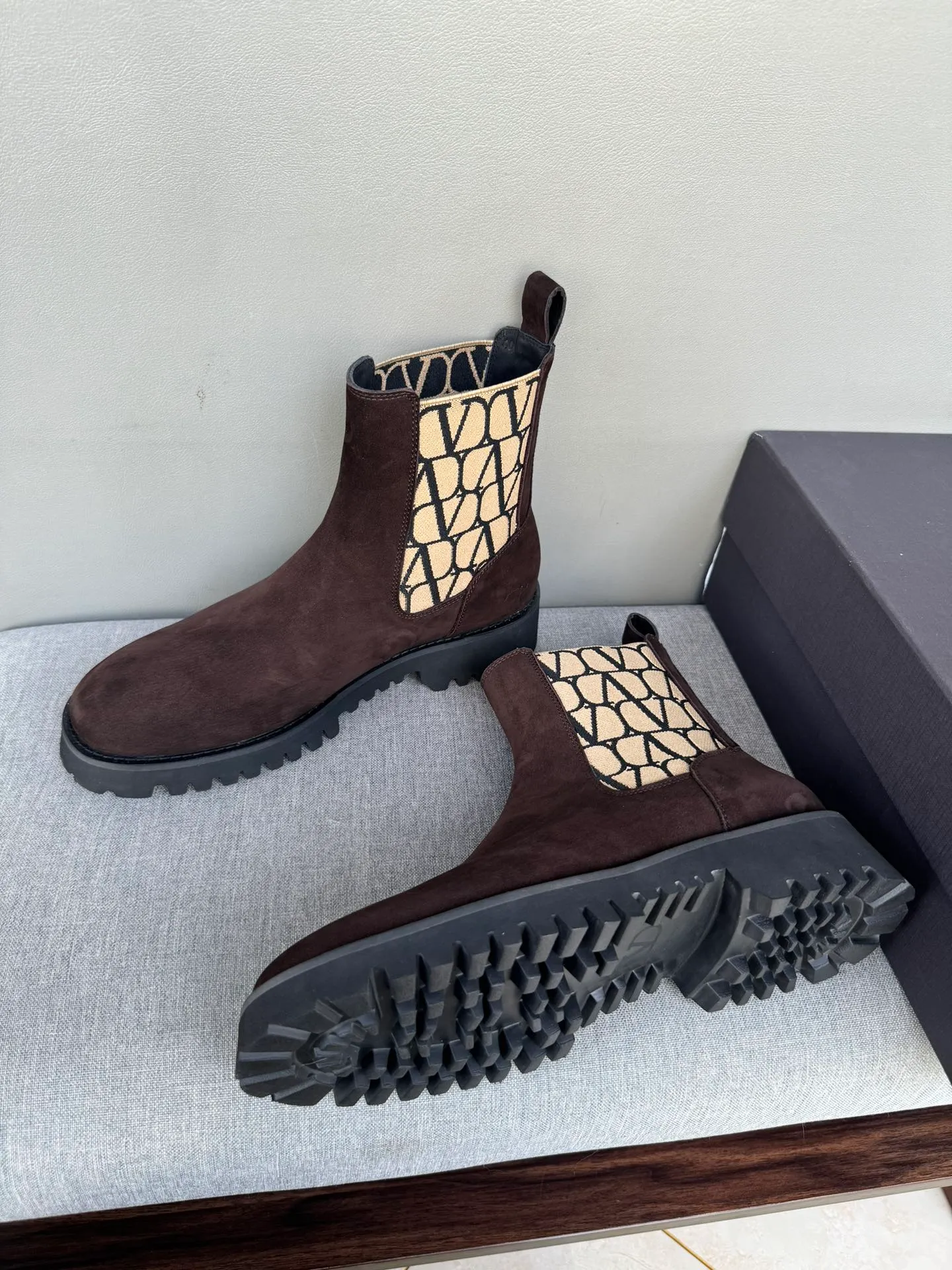 [Valentino] Top P: 1000💰 Size: Men 39-44 (45 customized) Valentino VLTN casual shoes 2025 latest winter series, original 1:1 development Casual men's leather shoes Made with heavy investment, shoes and boots are made of imported cowhide that is not easy to deform, black cowhide lining, original foam outsole, black open edge beads, black suede, brown suede Factory craftsmanship, perfect products are only prepared for you who know taste! Any comparison is welcome!